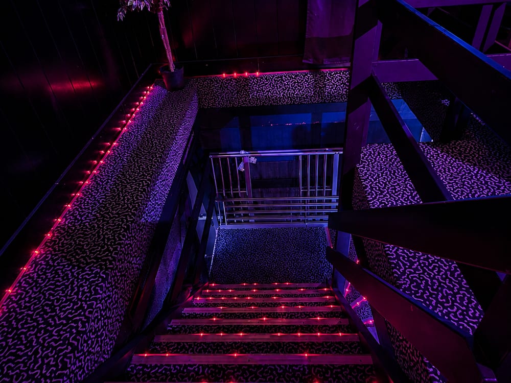 Treppe zur Barebene mit roter LED-Beleuchtung an jeder Stufe