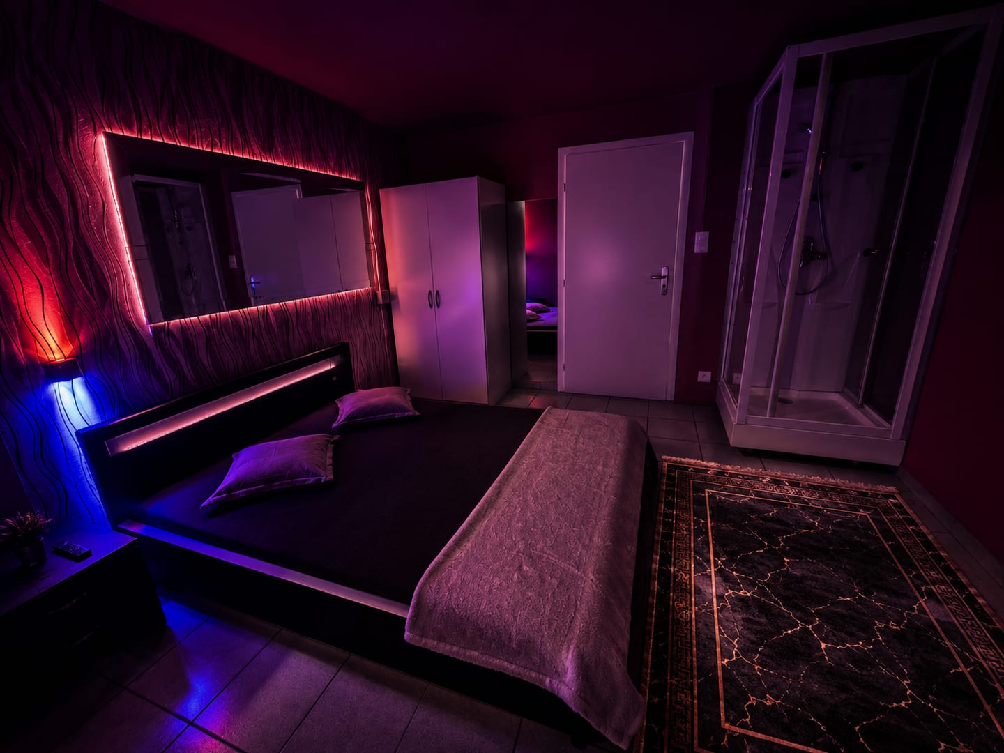 Privates Zimmer mit eigener Dusche, beleuchtetem Spiegel und Schrank